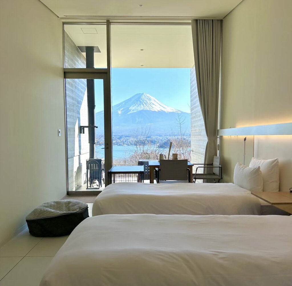 S Cabinの室内から富士山が眺められる