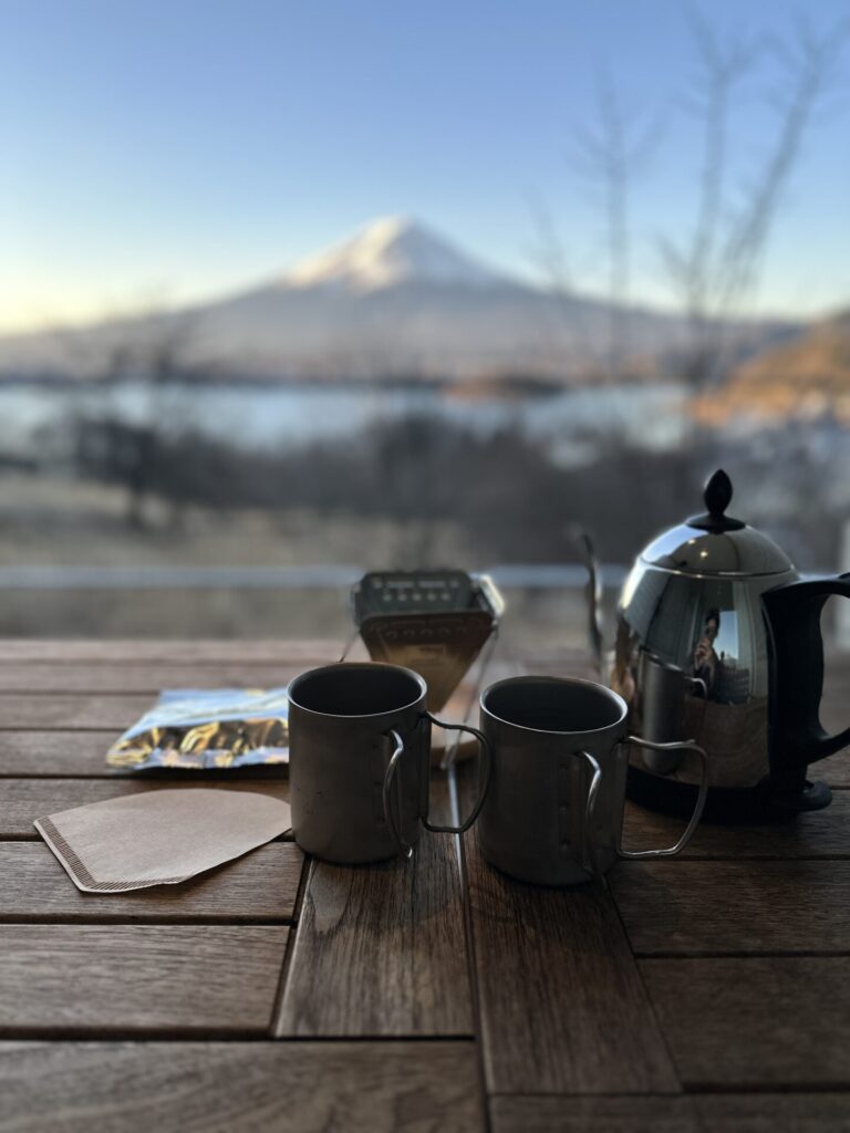 富士山と河口湖を眺めながらコーヒーを