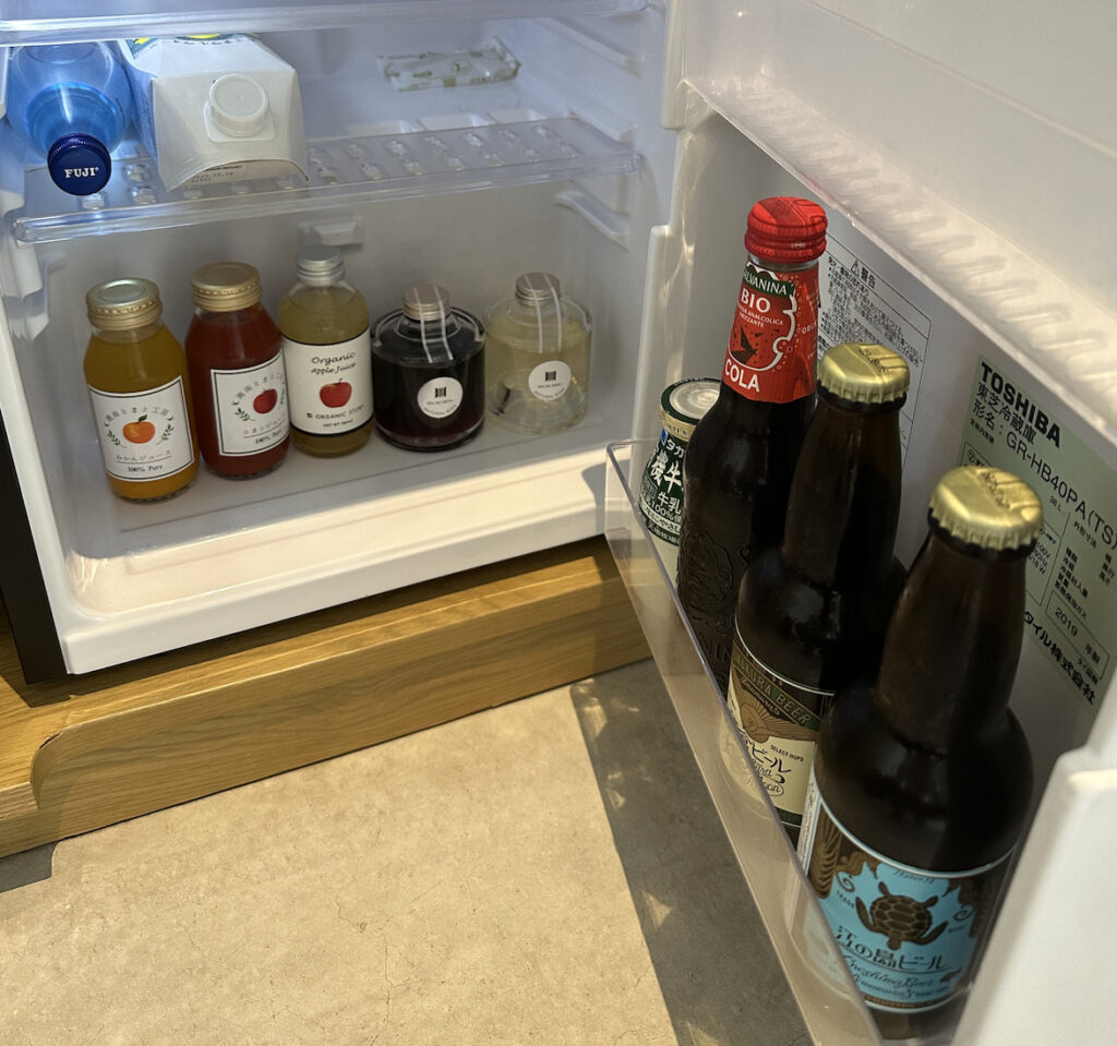 冷蔵庫内のドリンクはビールやワインも含めて無料でいただけます